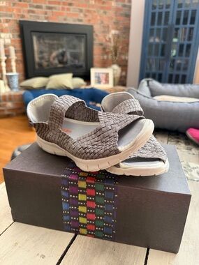 bernie mev. Woven Sandals in Taupe Gray